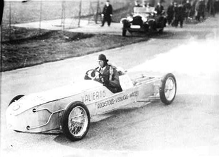 Valer en su coche-cohete. Wikimedia Commons